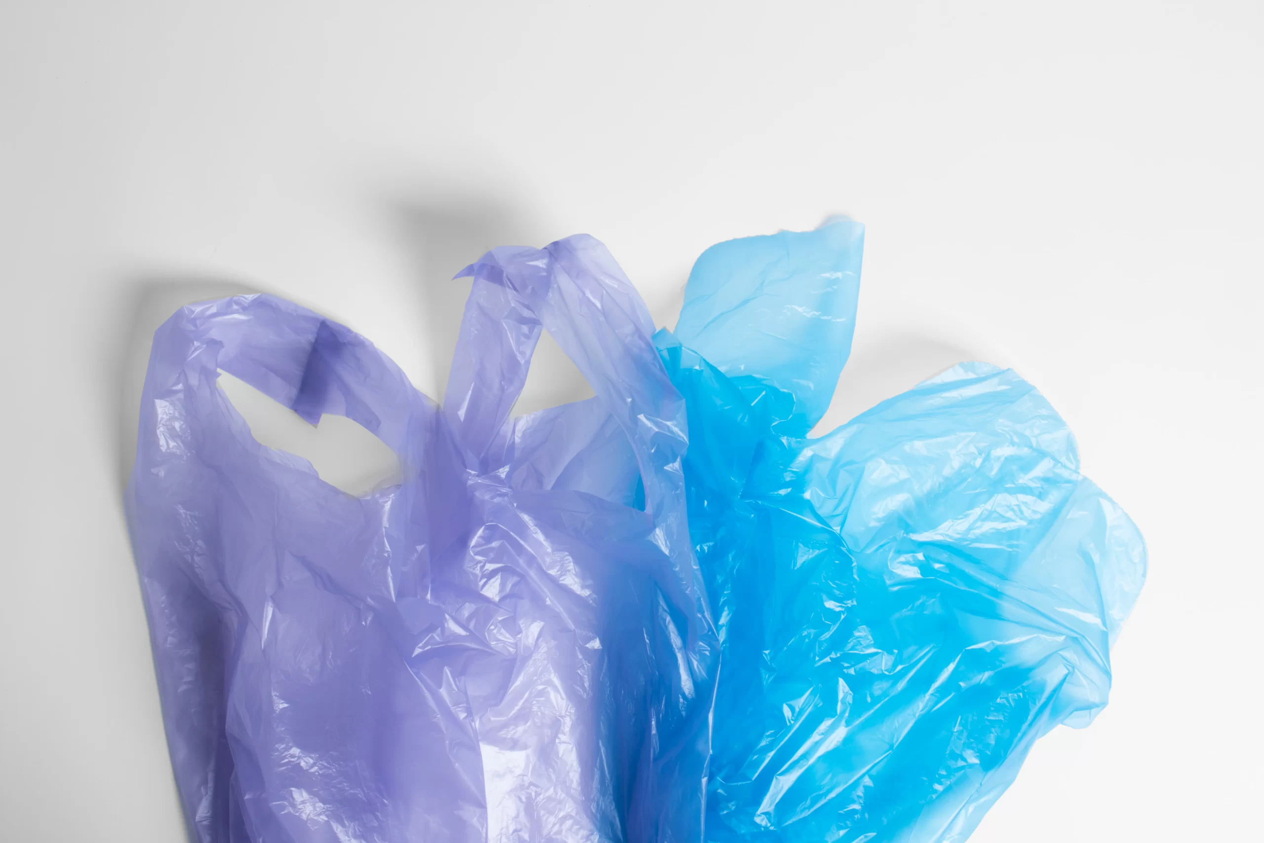 Bolsas de plástico suspendidas sobre fondo blanco