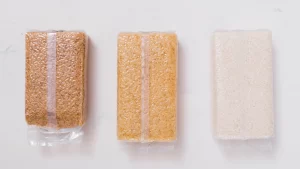 Tres paquetes de arroz empacado al vacío en bolsas transparentes